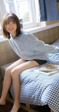 笑容甜美可爱短发少女条纹衫短裤穿搭居家室内青涩写真套图