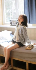 笑容甜美可爱短发少女条纹衫短裤穿搭居家室内青涩写真套图