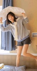 笑容甜美可爱短发少女条纹衫短裤穿搭居家室内青涩写真套图