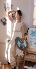 画室里正在认真画画的浅粉漂亮女生马梦琦白背心长裤穿搭慵懒写真图集