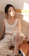 画室里正在认真画画的浅粉漂亮女生马梦琦白背心长裤穿搭慵懒写真图集