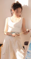 画室里正在认真画画的浅粉漂亮女生马梦琦白背心长裤穿搭慵懒写真图集