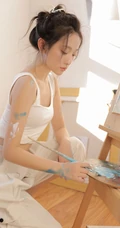 画室里正在认真画画的浅粉漂亮女生马梦琦白背心长裤穿搭慵懒写真图集