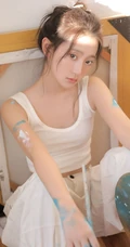 画室里正在认真画画的浅粉漂亮女生马梦琦白背心长裤穿搭慵懒写真图集