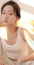 画室里正在认真画画的浅粉漂亮女生马梦琦白背心长裤穿搭慵懒写真图集