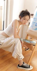 画室里正在认真画画的浅粉漂亮女生马梦琦白背心长裤穿搭慵懒写真图集