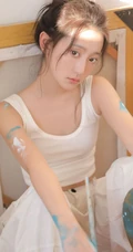 画室里正在认真画画的浅粉漂亮女生马梦琦白背心长裤穿搭慵懒写真图集