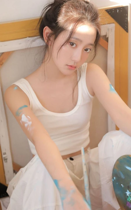 画室里正在认真画画的浅粉漂亮女生马梦琦白背心长裤穿搭慵懒写真图集