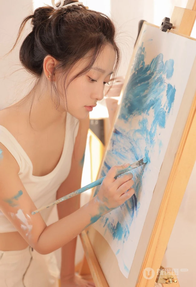 画室里正在认真画画的浅粉漂亮女生马梦琦白背心长裤穿搭慵懒写真图集