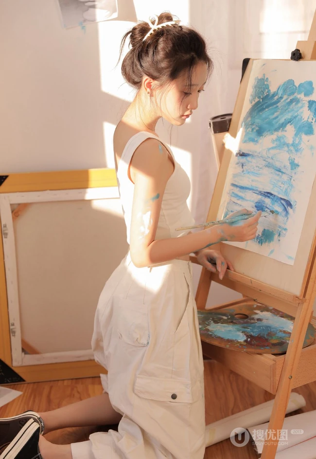 画室里正在认真画画的浅粉漂亮女生马梦琦白背心长裤穿搭慵懒写真图集