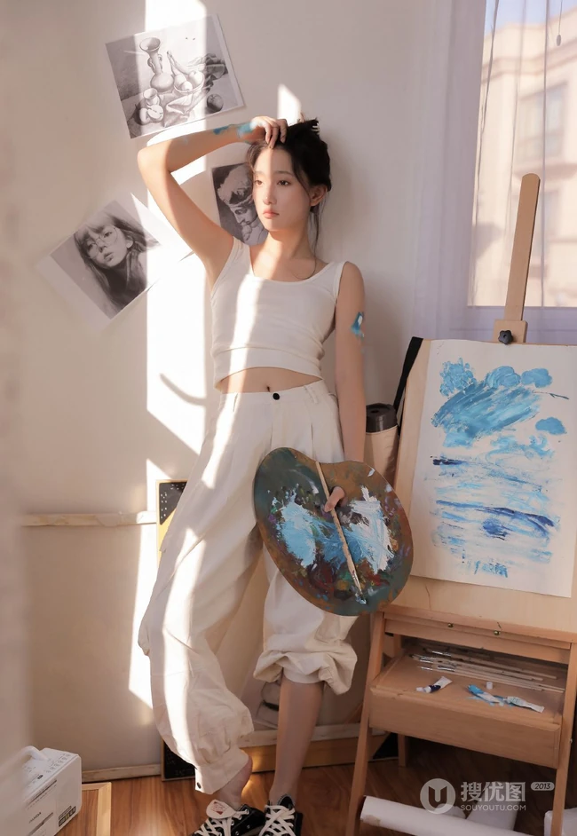 画室里正在认真画画的浅粉漂亮女生马梦琦白背心长裤穿搭慵懒写真图集