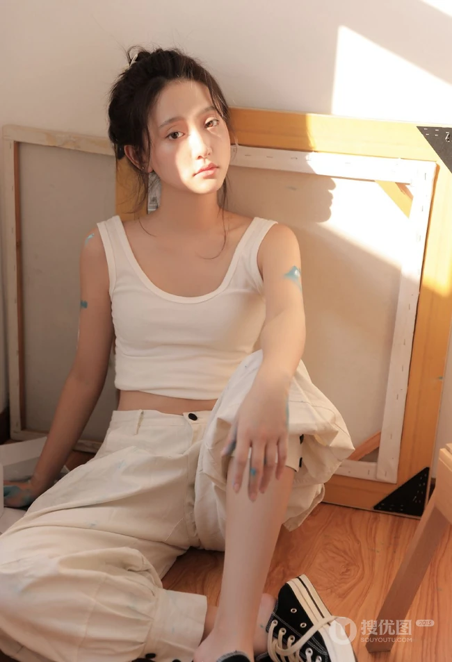 画室里正在认真画画的浅粉漂亮女生马梦琦白背心长裤穿搭慵懒写真图集