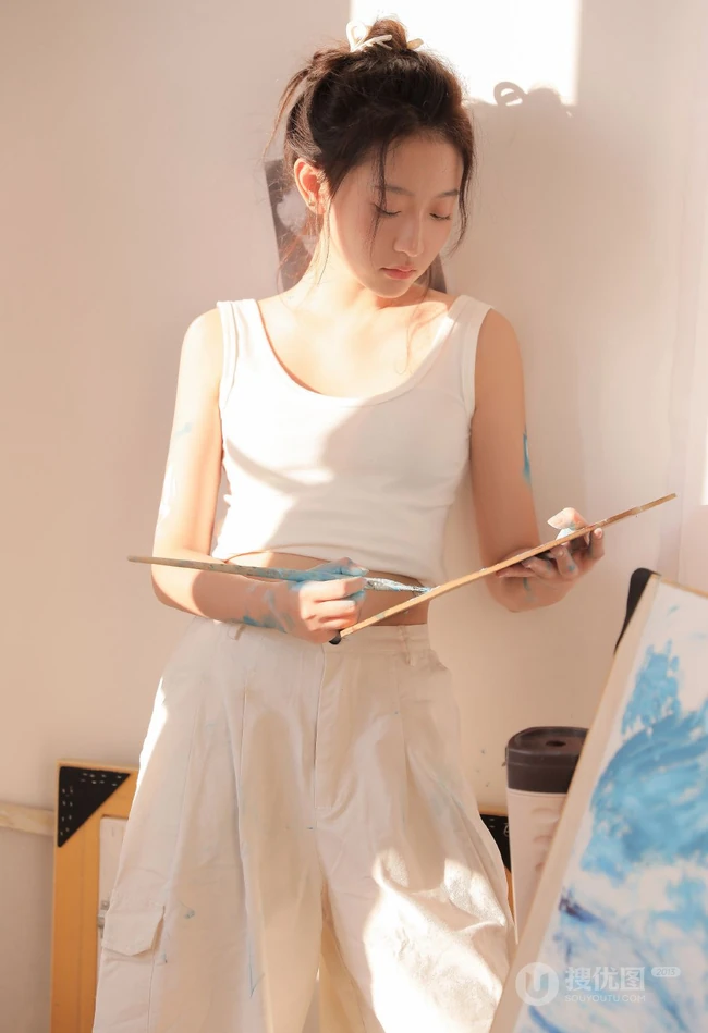 画室里正在认真画画的浅粉漂亮女生马梦琦白背心长裤穿搭慵懒写真图集