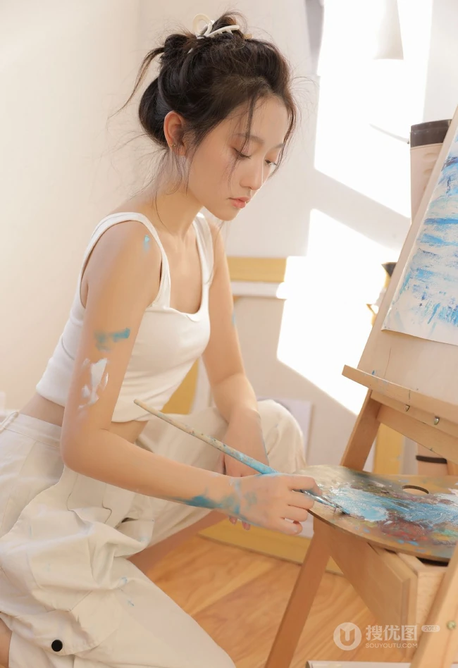 画室里正在认真画画的浅粉漂亮女生马梦琦白背心长裤穿搭慵懒写真图集
