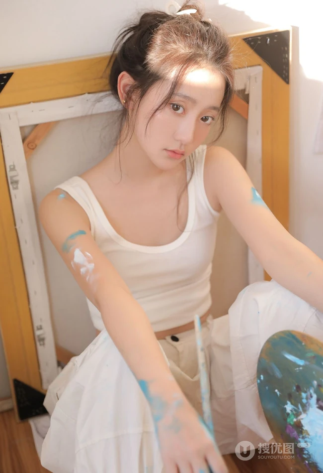 画室里正在认真画画的浅粉漂亮女生马梦琦白背心长裤穿搭慵懒写真图集