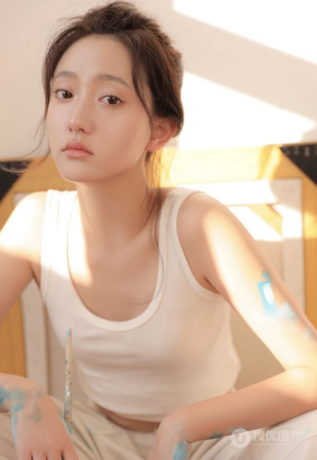 画室里正在认真画画的浅粉漂亮女生马梦琦白背心长裤穿搭慵懒写真图集