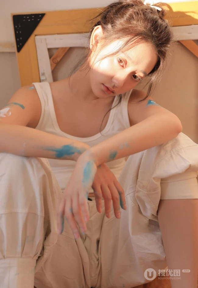 画室里正在认真画画的浅粉漂亮女生马梦琦白背心长裤穿搭慵懒写真图集