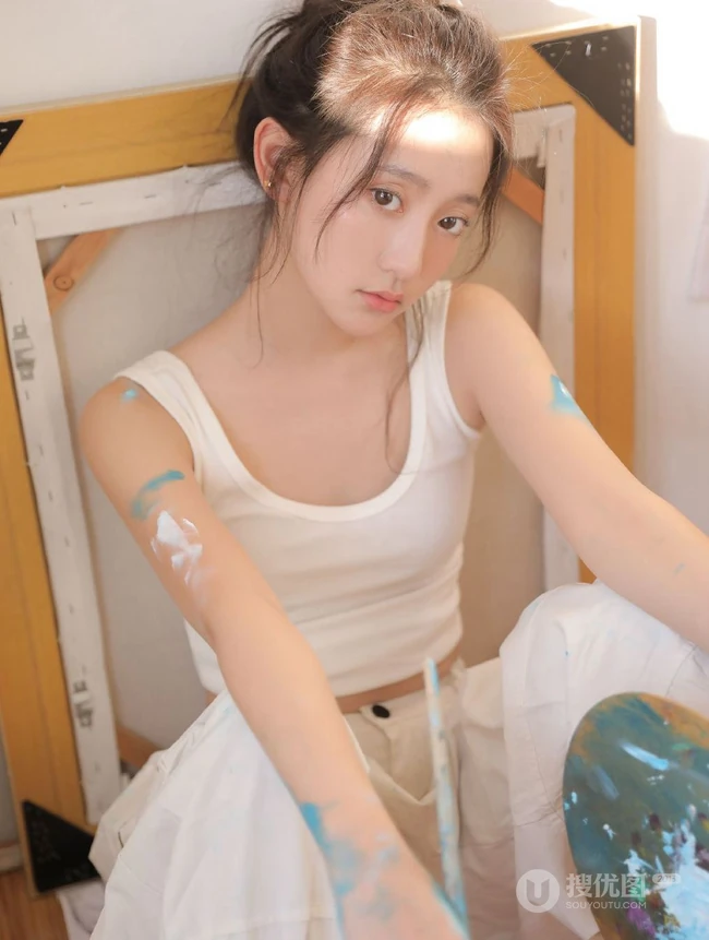 画室里正在认真画画的浅粉漂亮女生马梦琦白背心长裤穿搭慵懒写真图集