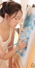画室里正在认真画画的浅粉漂亮女生马梦琦白背心长裤穿搭慵懒写真图集
