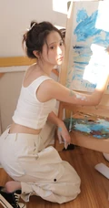 画室里正在认真画画的浅粉漂亮女生马梦琦白背心长裤穿搭慵懒写真图集