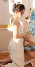 画室里正在认真画画的浅粉漂亮女生马梦琦白背心长裤穿搭慵懒写真图集