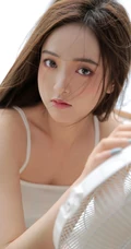 笑起来有甜甜酒窝的气质甜美长发少女肩带背心短裙穿着居家温柔写真美照