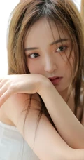 笑起来有甜甜酒窝的气质甜美长发少女肩带背心短裙穿着居家温柔写真美照