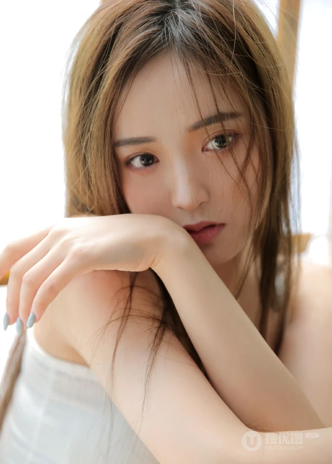 笑起来有甜甜酒窝的气质甜美长发少女肩带背心短裙穿着居家温柔写真美照