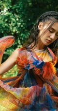 黄圣依染印花裙气质户外写真登杂志图片
