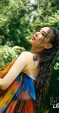 黄圣依染印花裙气质户外写真登杂志图片