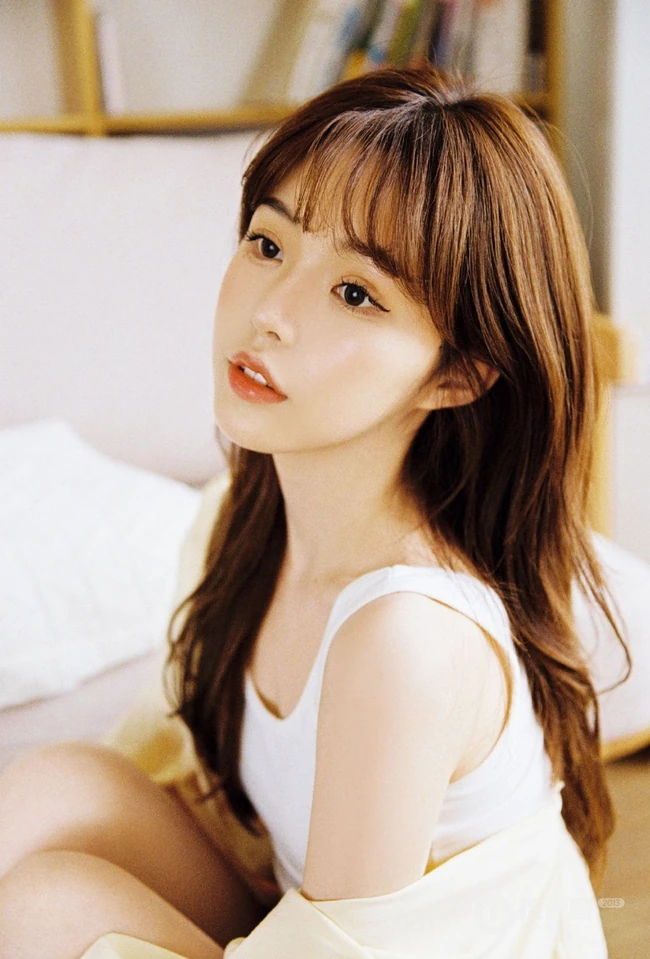 漂亮可人，美丽大方韩系女生小姐姐白背心牛仔短裤居家写真图集