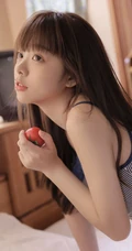 长相乖巧甜美又可爱的齐刘海长发短裤少女居家吃西红柿，西瓜写真图集