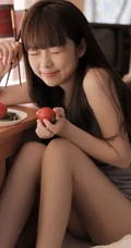 长相乖巧甜美又可爱的齐刘海长发短裤少女居家吃西红柿，西瓜写真图集