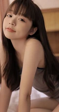 长相乖巧甜美又可爱的齐刘海长发短裤少女居家吃西红柿，西瓜写真图集