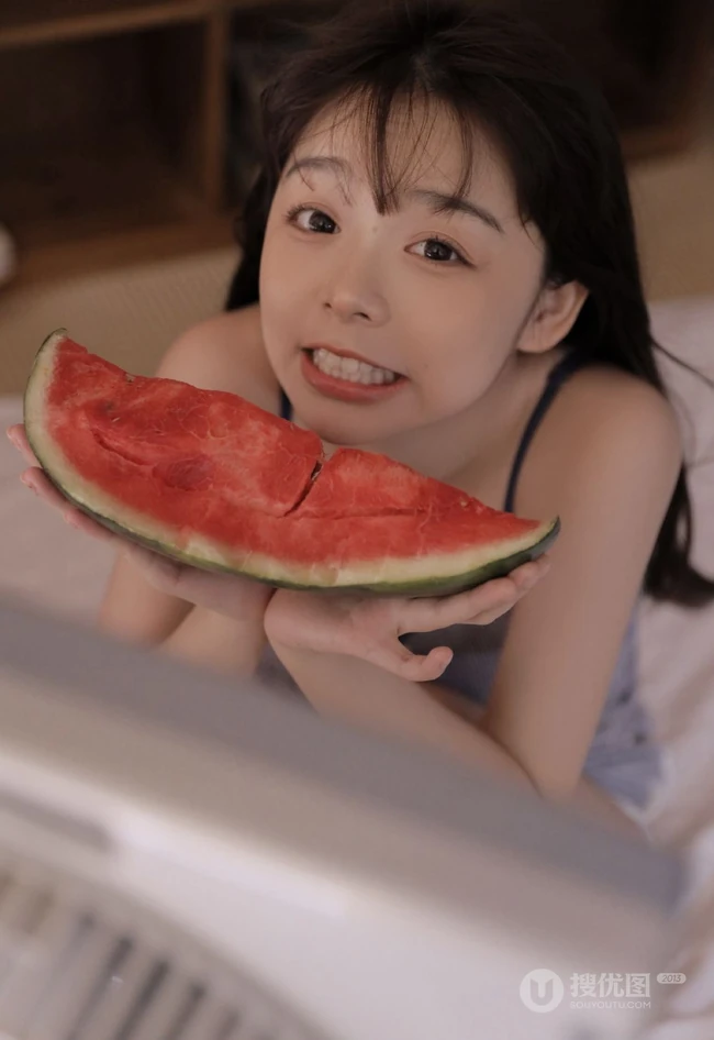 长相乖巧甜美又可爱的齐刘海长发短裤少女居家吃西红柿，西瓜写真图集