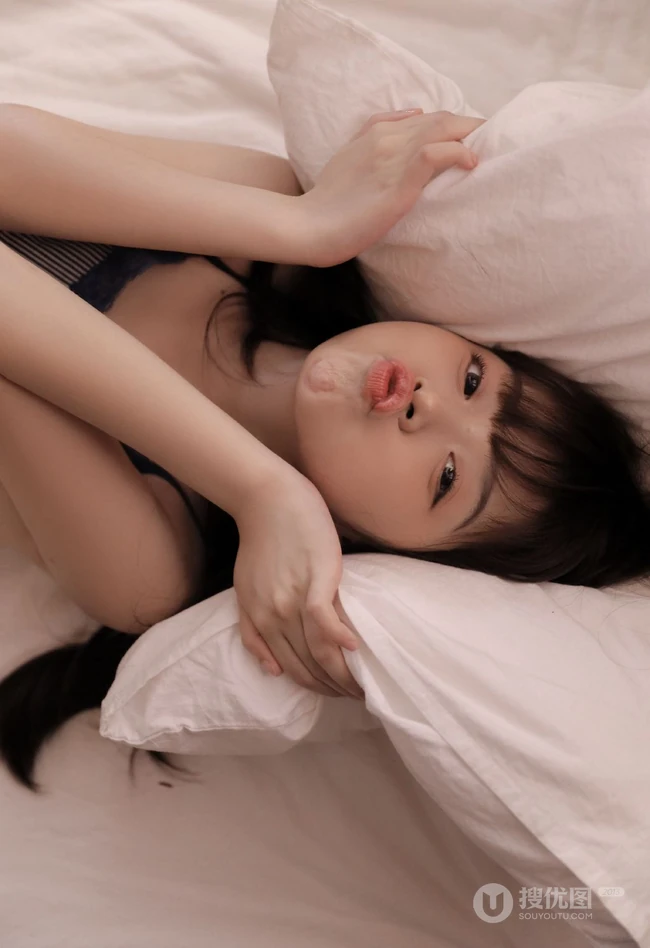 长相乖巧甜美又可爱的齐刘海长发短裤少女居家吃西红柿，西瓜写真图集