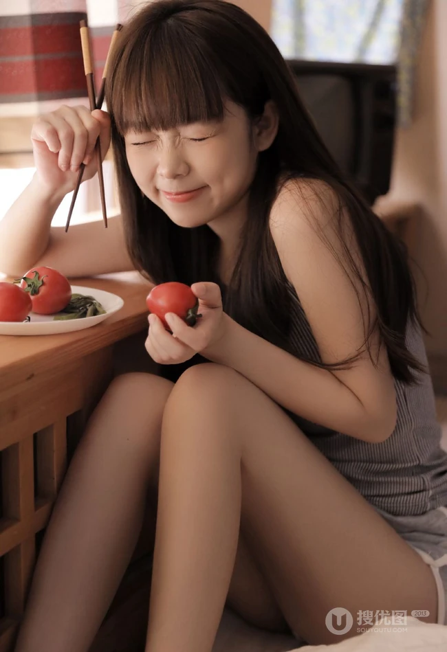 长相乖巧甜美又可爱的齐刘海长发短裤少女居家吃西红柿，西瓜写真图集