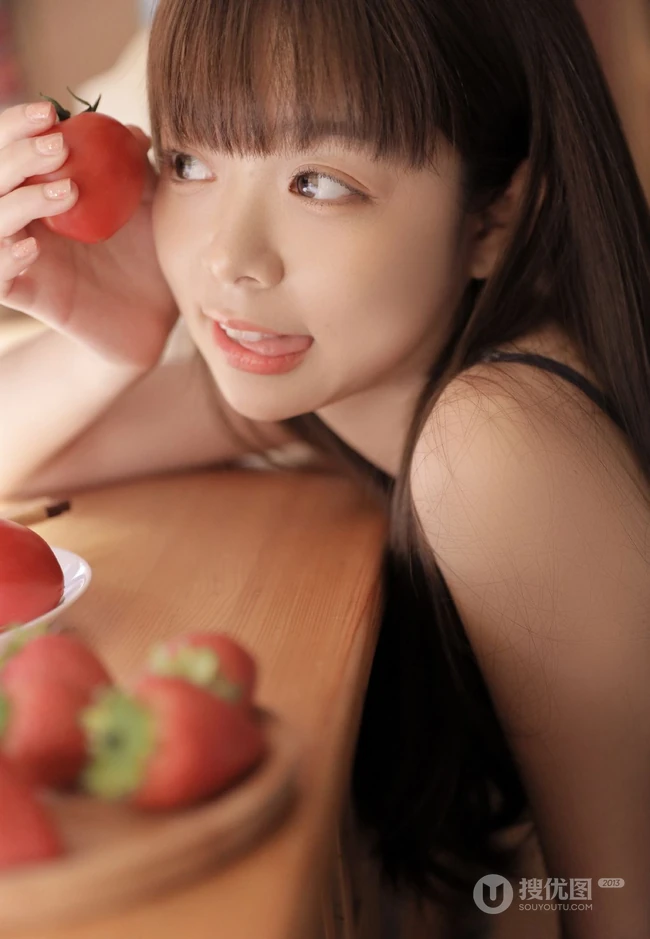长相乖巧甜美又可爱的齐刘海长发短裤少女居家吃西红柿，西瓜写真图集