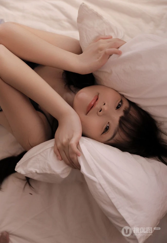 长相乖巧甜美又可爱的齐刘海长发短裤少女居家吃西红柿，西瓜写真图集