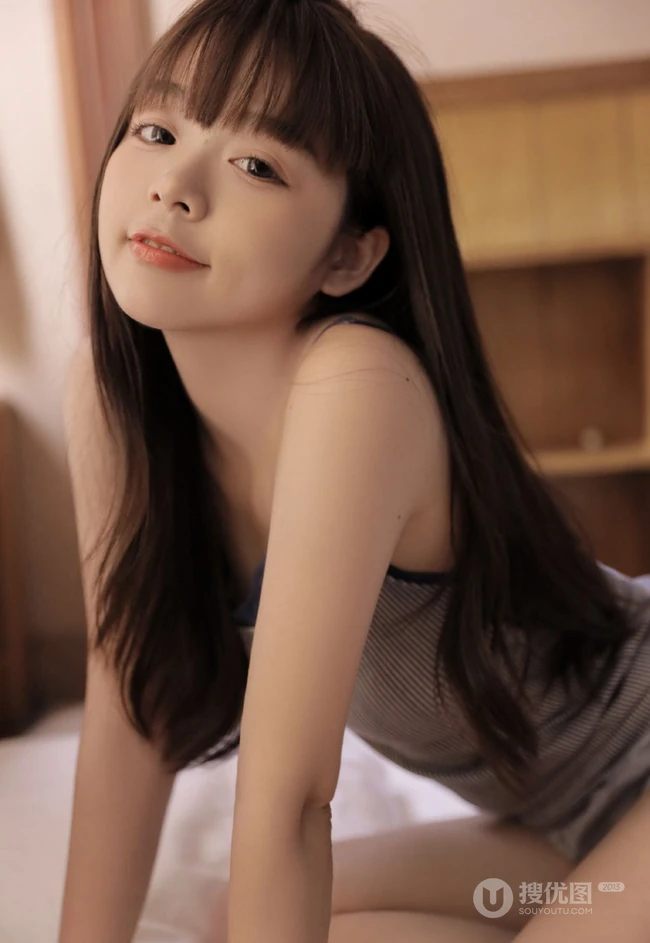 长相乖巧甜美又可爱的齐刘海长发短裤少女居家吃西红柿，西瓜写真图集