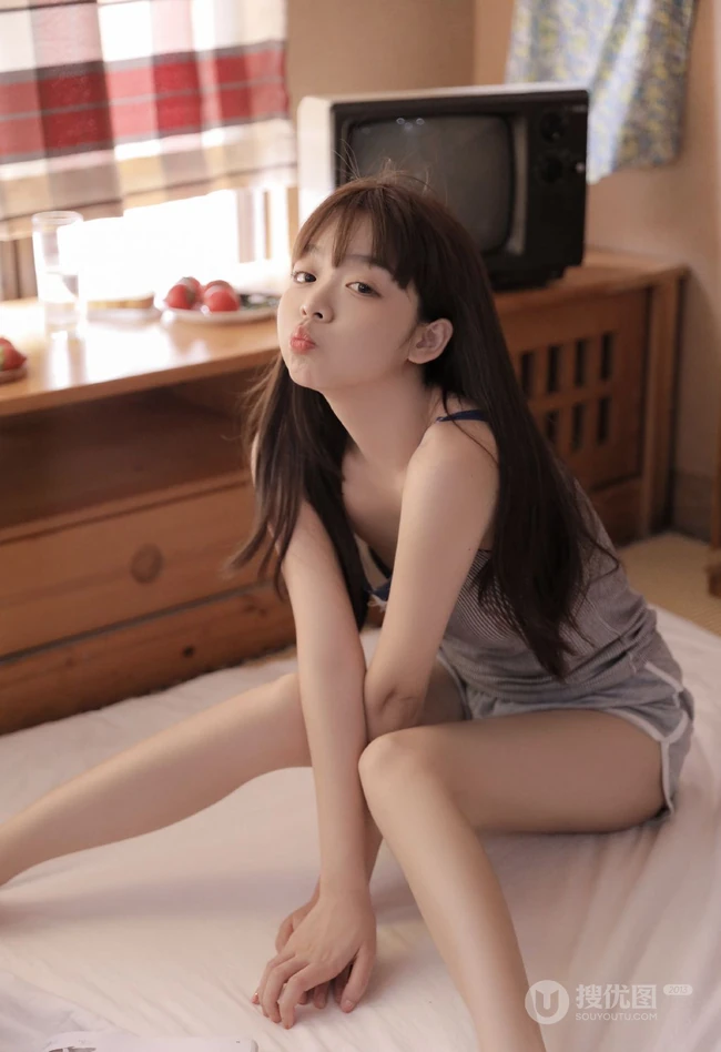 长相乖巧甜美又可爱的齐刘海长发短裤少女居家吃西红柿，西瓜写真图集
