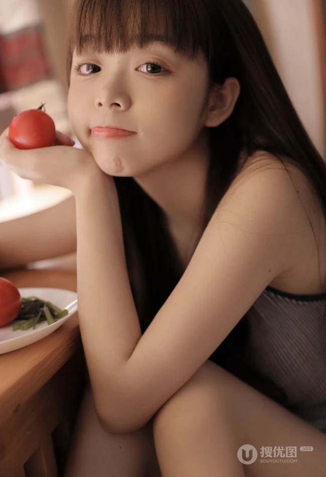长相乖巧甜美又可爱的齐刘海长发短裤少女居家吃西红柿，西瓜写真图集