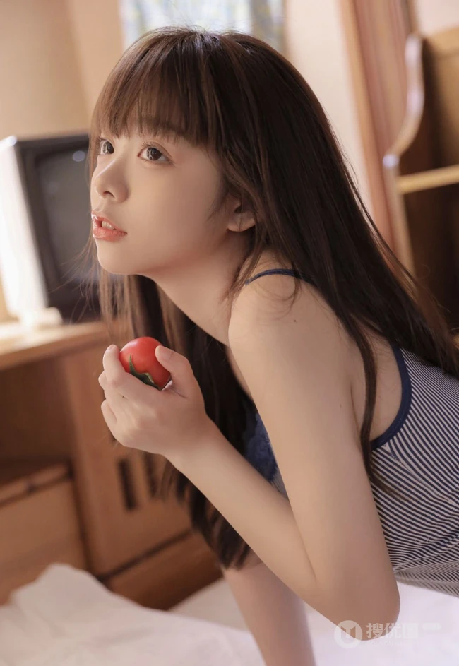 长相乖巧甜美又可爱的齐刘海长发短裤少女居家吃西红柿，西瓜写真图集