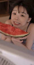 长相乖巧甜美又可爱的齐刘海长发短裤少女居家吃西红柿，西瓜写真图集