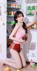 笑容超甜的双马尾气质浅粉少女身着可爱樱桃背心短裤居家吃樱桃写真图集