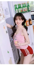 笑容超甜的双马尾气质浅粉少女身着可爱樱桃背心短裤居家吃樱桃写真图集