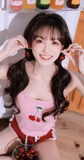 笑容超甜的双马尾气质浅粉少女身着可爱樱桃背心短裤居家吃樱桃写真图集