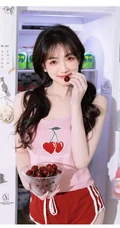 笑容超甜的双马尾气质浅粉少女身着可爱樱桃背心短裤居家吃樱桃写真图集