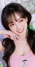 笑容超甜的双马尾气质浅粉少女身着可爱樱桃背心短裤居家吃樱桃写真图集