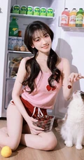 笑容超甜的双马尾气质浅粉少女身着可爱樱桃背心短裤居家吃樱桃写真图集